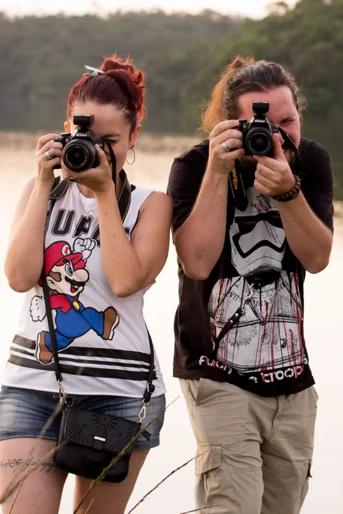 Alunos praticando fotografia em externa com flash fora da câmera